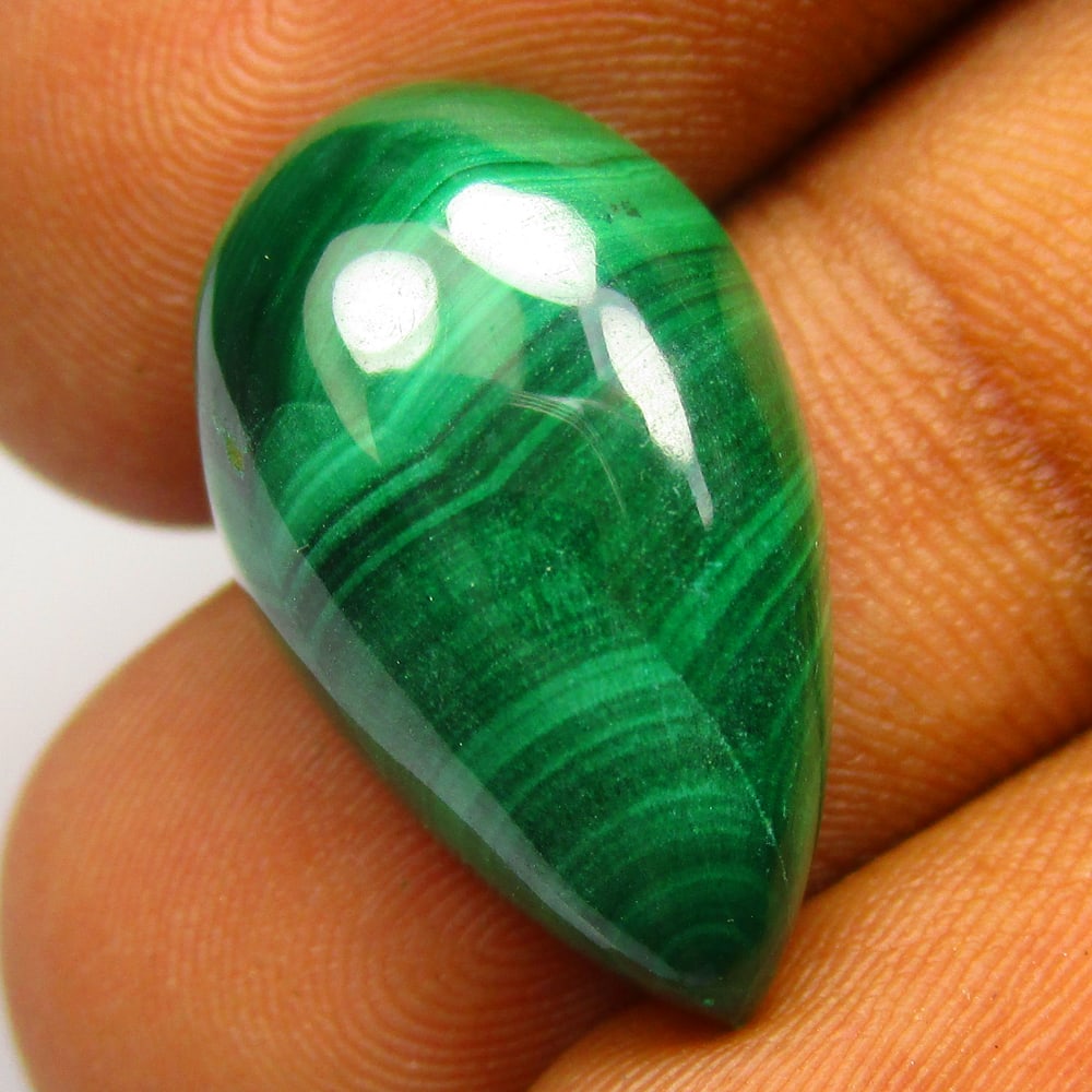 16.57 Ctw Natural Malachite Pear Cab: No Reserve! Title: 16.57 Ctw Natural Malachite Pear Cab Stone Clarity: Opaque Gemstone:Natural Malachite Carat Weights: 16.57 Size/Dimensions: 20.40 x 12.40 x 6.30 mm Additional Info:Excellent Pear Ca