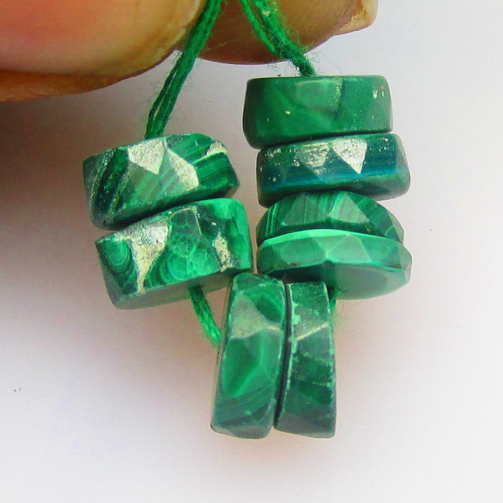 13.46 Ctw Natural Malachite Round Beads: No Reserve! Title: 13.46 Ctw Natural Malachite Round Beads Stone Clarity: Opaque Gemstone:Natural Malachite Beads Carat Weights: 13.46 Size/Dimensions: 6.80 - 7.10 mm / 8 Pc's Additional Info:Excellen