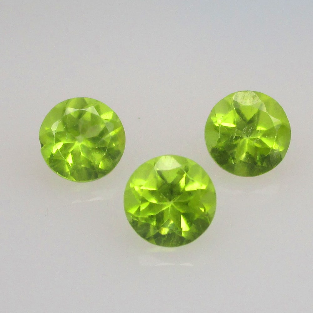 1.56 Ctw Natural Pakistan Peridot Round Set: No Reserve! Title: 1.56 Ctw Natural Pakistan Peridot Round Set Stone Clarity: VVS Gemstone:Natural Peridot Carat Weights: 1.56 Size/Dimensions: 5.00 - 5.10 mm / 3 Pc's Additional Info:Top Class Full L