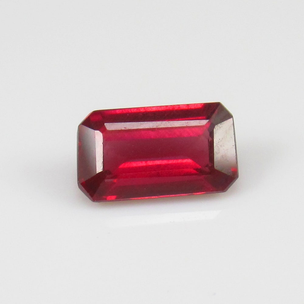 Natural Rose Garnet - 1.16 Ct: No Reserve! Title: Natural Rose Garnet - 1.16 Ct Origin: Mozambique Weight:1.16 Size/Dimensions: 8.0 x 4.5 x 3.0 mm Description: Pieces : 1 No's / Shape : Octagon Cut / Color : Rose / Clarity : Transp