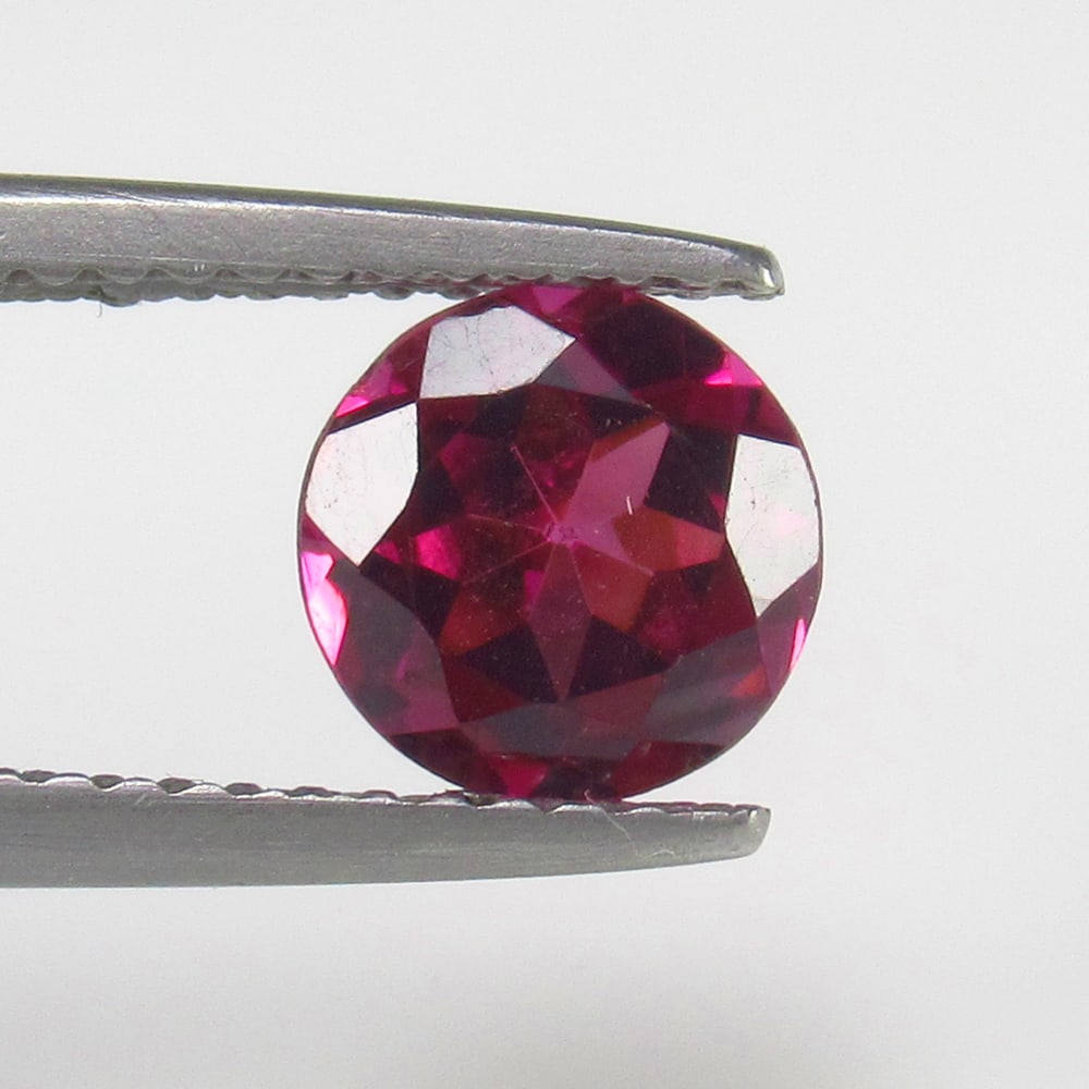 1.31 Ct - Natural Rhodolite Garnet: No Reserve! Title: 1.31 Ct - Natural Rhodolite Garnet Description: Gemstone Metal Purity (If Applicable):- Gemstones: Garnet Carat Weights: 1.31 Size/Dimensions:6.8 x 6.8 x 4.5 mm Additional Info:Piec