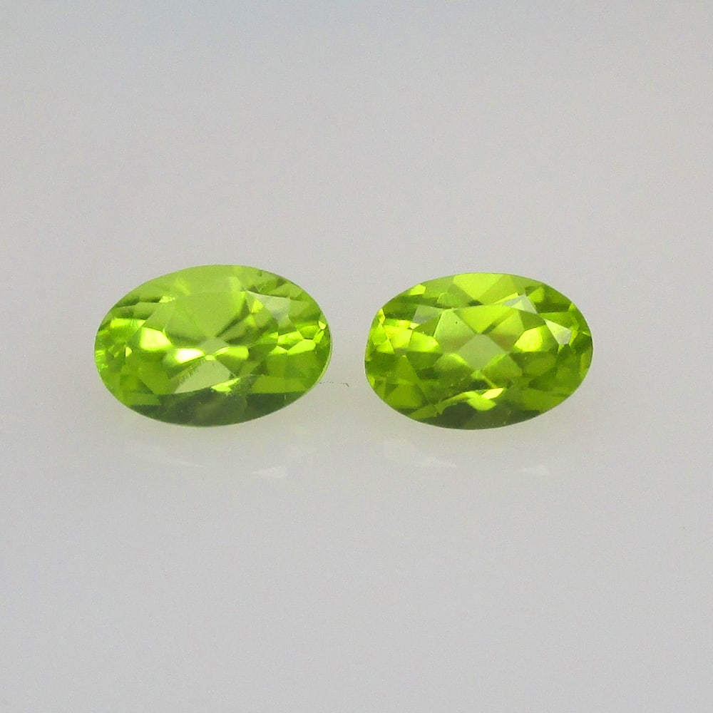 1.04 Ctw Natural Pakistan Peridot Oval Pair: No Reserve! Title: 1.04 Ctw Natural Pakistan Peridot Oval Pair Stone Clarity: VVS Gemstone:Natural Peridot Carat Weights: 1.04 Size/Dimensions: 5.90 x 4.10 x 3.00 mm / 2 Pc's Additional Info:Top Class