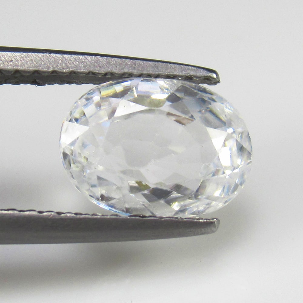 Natural White Zircon - 3.20 Ct: No Reserve! Title: Natural White Zircon - 3.20 Ct Origin: Combodia Weight:3.2 Size/Dimensions: 9.2 x 6.8 x 4.3 mm Description: Pieces : 1 No's / Shape : Oval Cut / Color : White / Clarity : VVS - Tran