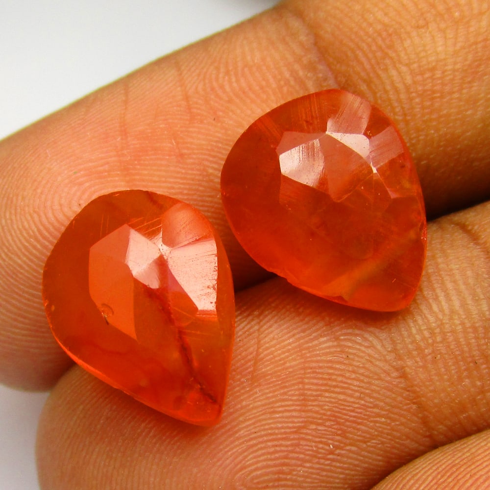 9.11 Ctw Natural Carnelian Pear Beads: No Reserve! Title: 9.11 Ctw Natural Carnelian Pear Beads Stone Clarity: Semi-Transparent Gemstone:Natural Carnelian Beads Carat Weights: 9.11 Size/Dimensions: 13.50 x 10.10 x 5.60 mm / 2 Pc's Addition