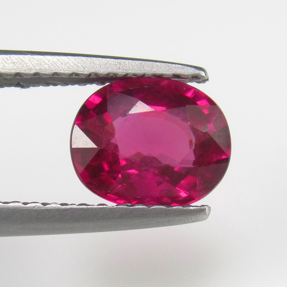 Natural Rose Garnet - 1.48 Ct: No Reserve! Title: Natural Rose Garnet - 1.48 Ct Origin: Mozambique Weight:1.48 Size/Dimensions: 7.5 x 6.2 x 4.0 mm Description: Pieces : 1 No's / Shape : Oval Cut / Color : Rose / Clarity : Transpare