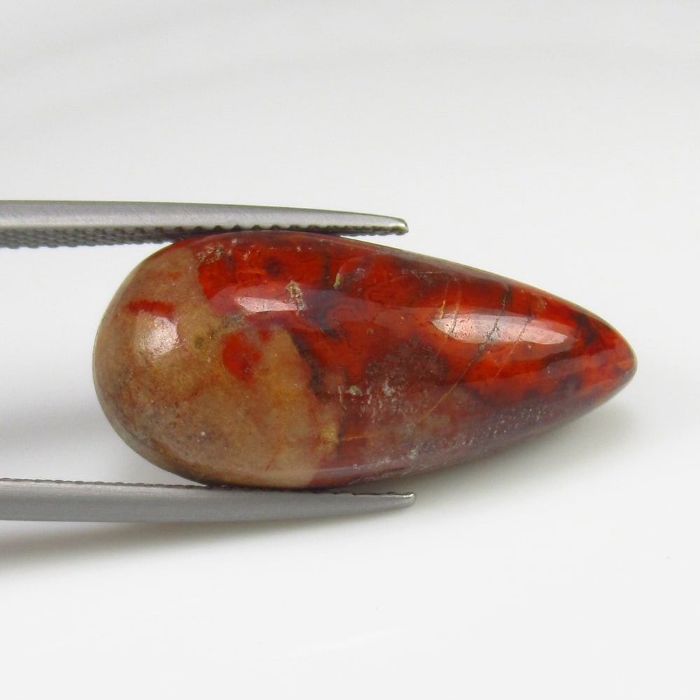 Natural Red Jasper - 14.77 Ct: No Reserve! Title: Natural Red Jasper - 14.77 Ct Origin: Brazil Weight:14.77 Size/Dimensions: 25.0 x 12.0 x 7.1 mm Description: Pieces : 1 No's / Shape : Pear Cabochon / Color : Red / Clarity : Opaque