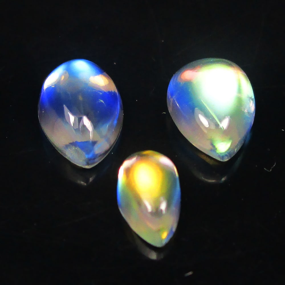 1.05 Ctw Natural Blue Moonstone Pear Set: No Reserve! Title: 1.05 Ctw Natural Blue Moonstone Pear Set Stone Clarity: Translucent Gemstone:Natural Moonstone Carat Weights: 1.05 Size/Dimensions: 5.0x2.8 - 6.0x4.2 mm / 3 Pc's Additional Info:Exc