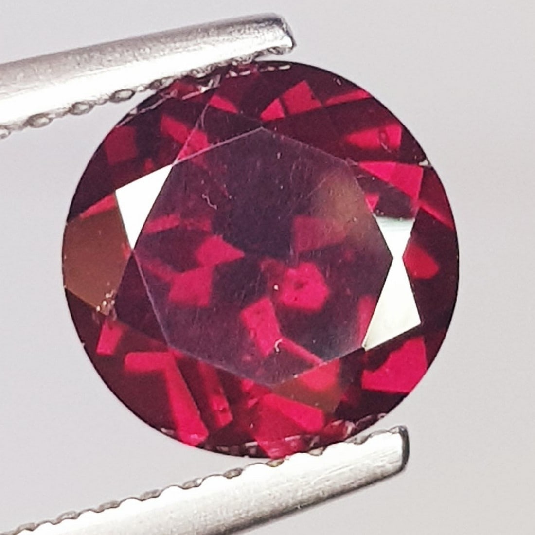 2.31 Ctz Top Quality Natural Rhodolite Garnet: No Reserve! Title: 2.31 Ctz Top Quality Natural Rhodolite Garnet Color/Clarity: Purple Pink / IF-VVS Gemstone: Rhodolite Garnet Carat Weights: 2.31 Size: 8.00 x 8.00 x 4.60 Additional Information: 2.3