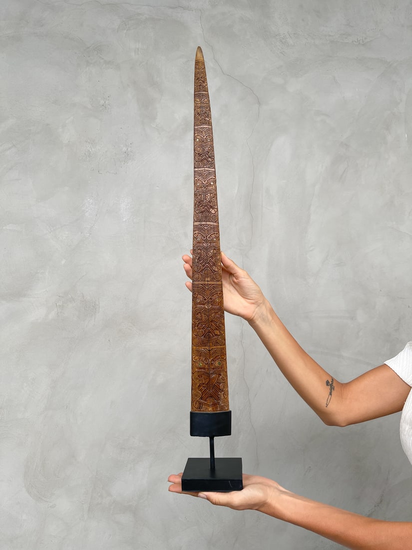 Swordfish tusk Maori - Wheku & Tiki: Title: Swordfish tusk Maori - Wheku & Tiki Maker: Unknown Origin: Indonesia Date/Period: 2023 Materials: Xiphias Gladius, Bone, steel, Dimensions:Height including stand: 83 cm / 32.6 inches Descriptio
