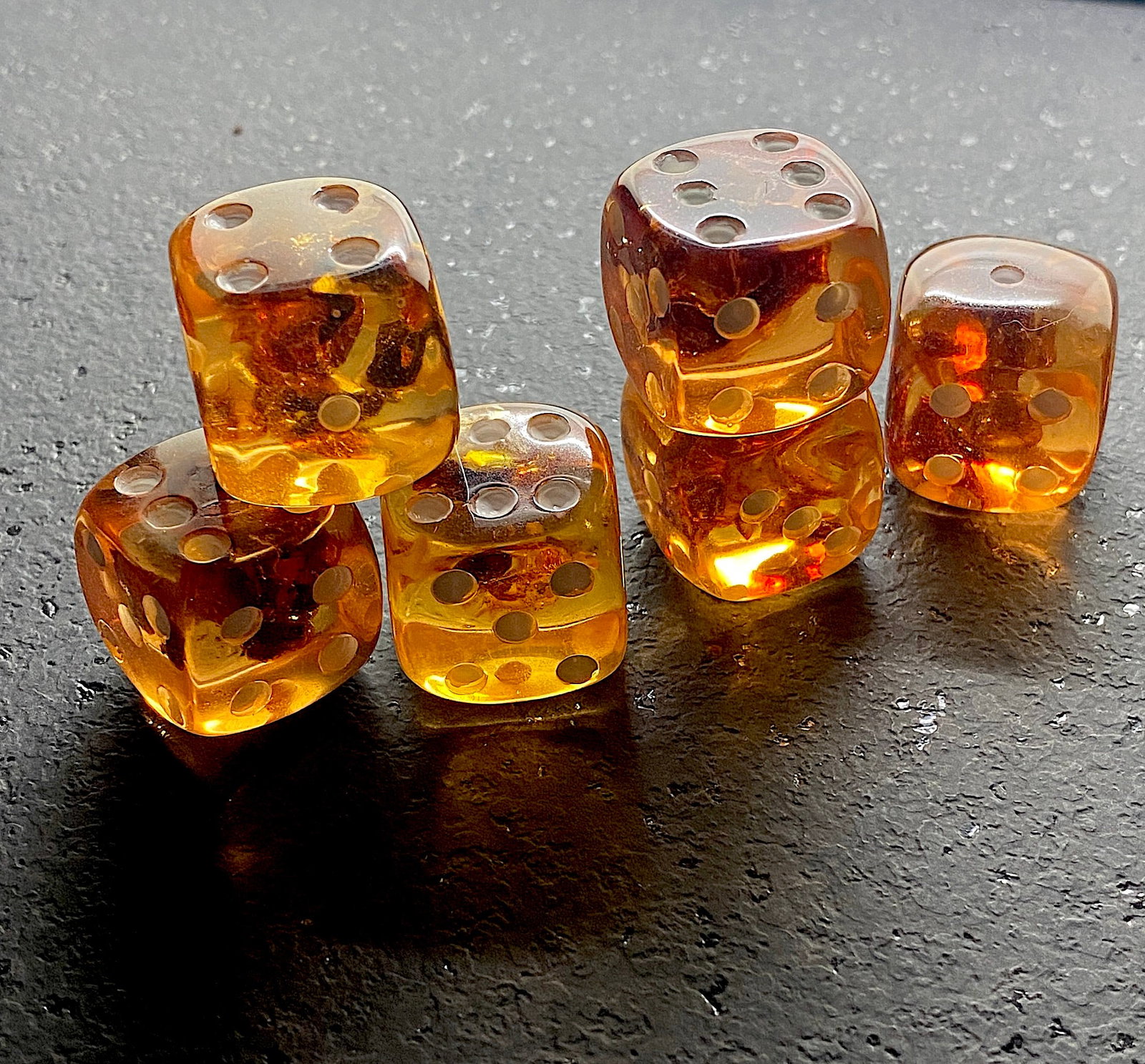 Impressive Amber Set of 6 Dices: Title: Impressive Amber Set of 6 Dices Metal: None Gemstones: Amber Weight: 50.08 g Size: Size: 20.0 x 20.0 x 20.0 mm Size: 0.787 x 0.787 x 0.787 inches Made of: Reconstituted Amber Additional Informa