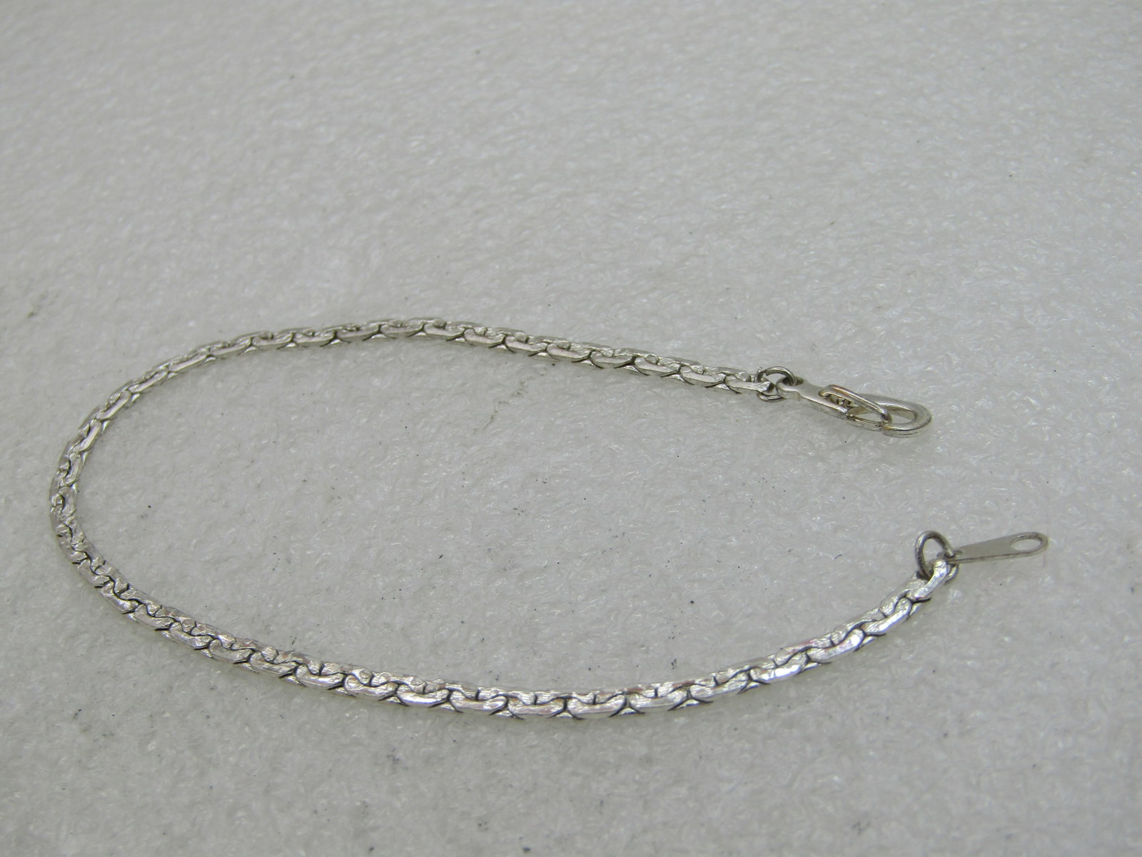 Silver C-Link Bracelet, 7.5", 2.3mm, Like New: Silver C-Link Bracelet, 7.5", 2.3mm, Like New. Textured finish and smooth finish. Lobster-like clasp. 1990's. Not signed by the maker. Very good, like new condition. (INV. W. 2.318.4, WB520 NL LD 2/16