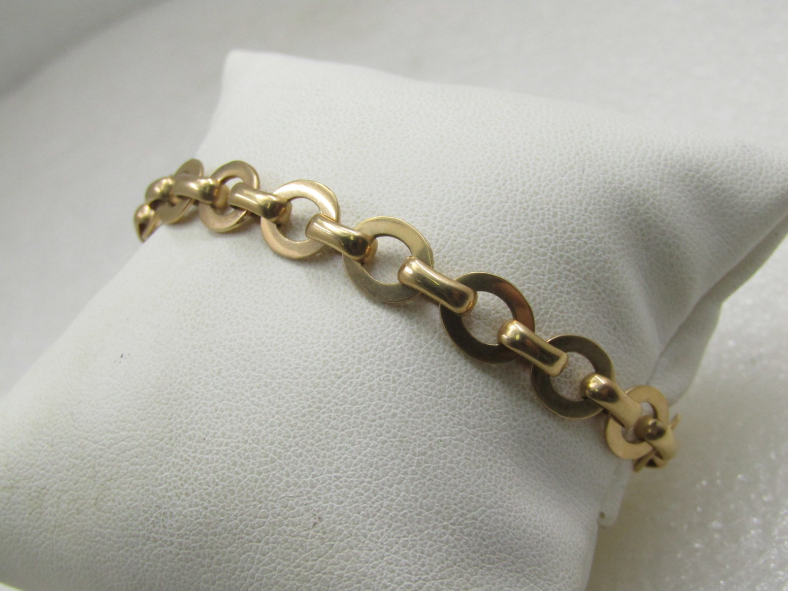 14kt Yellow Gold Oval Link Bracelet, 7.5mm , signed Z&F, 7.5": 14kt Yellow Gold Oval Link Bracelet, 7.5mm , 7.5mm wide, signed Z&F, 14kt and tested. Weight is appx. 11.33 gr. This links is a flat oval with a connector links between each Box clasp with side safety
