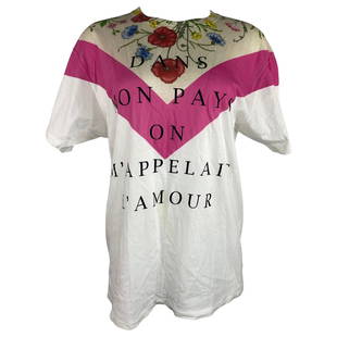 Gucci White and Pink Floral T- Shirt Top: Title: Gucci White and Pink Floral T- Shirt TopDescription: Product details: The top features floral print on the front with Dans Mon Pays On M'Appelait L'Amour black print, crew neck line and short