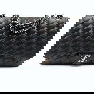 CHANEL Jumbo single flap bag in black Caviar leather: Title: CHANEL Jumbo single flap bag in black Caviar leather Materials: Leather Measurements/Size: DIMENSIONS: L: 33 cm - H: 23 cm - W: 10 cm - Shoulder strap maximum length 50 cm Description: (5454B30