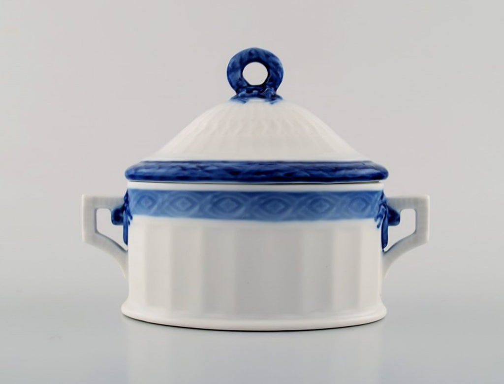 Royal Copenhagen Blue Fan, Sugar Bowl.: Royal Copenhagen Blue Fan, Sugar Bowl. Designed by Arnold Krog in 1909. Decoration Number 1212/11561. Measures: 12.8 cm x 10 cm. In Perfect condition, 1st factory quality. Reserve: $59.50 Shipping: Do