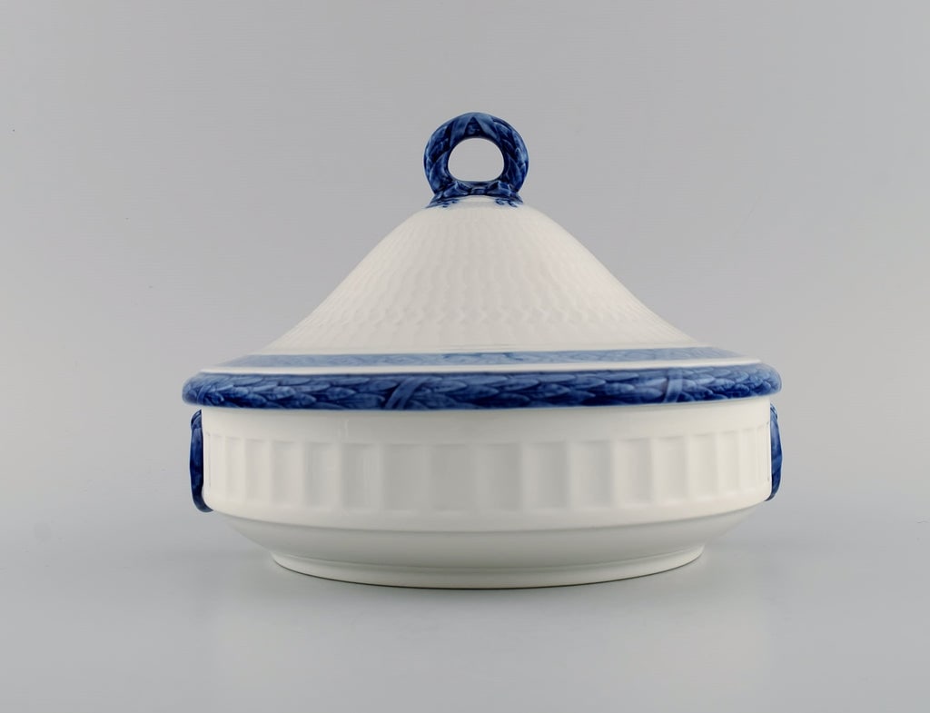 Royal Copenhagen Blue Fan lidded tureen. 1960's.: Royal Copenhagen Blue Fan lidded tureen. 1960's. Designed by Arnold Krog in 1909. Measures: 22 x 16 cm. In excellent condition. Stamped. 1st factory quality. Reserve: $210.00 Shipping: Domestic: Shipp