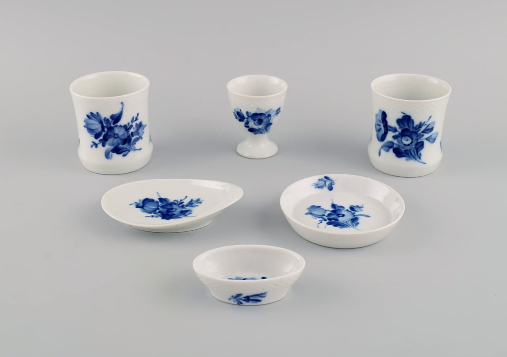 Five parts Royal Copenhagen Blue Flower Braided porcelain.: Five parts Royal Copenhagen Blue Flower Braided porcelain. Egg cup, two vases and three small bowls. The vases measure: 6.8 x 6.3 cm. The egg cup measures: 6 x 5 cm. In excellent condition. Stamped. 1