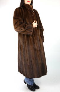 SAGA BROWN MINK FUR COAT US16 : EU L: Title: SAGA BROWN MINK FUR COAT US16 : EU L Dimension: Approximate size- US16 ,Size L : Important details: Length: 120cm/47.24in -Shoulders width:52cm/20.47in -Sleeve Length:66cm/25.98in -Bust size (