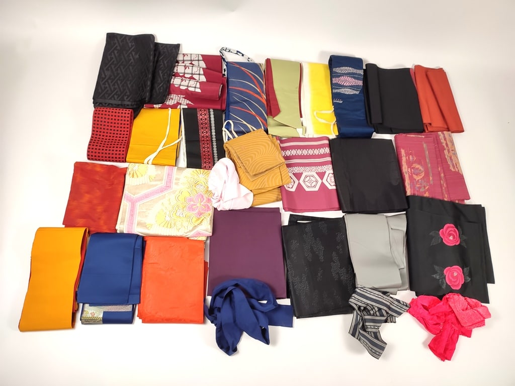LOT OF KIMONOS OBI'S / BELTS/ FABRIC: Title: LOT OF KIMONOS OBI'S / BELTS/ FABRIC Dimension: Large collection of original japanese kimono acessories; Additional Info:We offer in house shipping - Fedex shipping = $100; 5-7 working days; Re