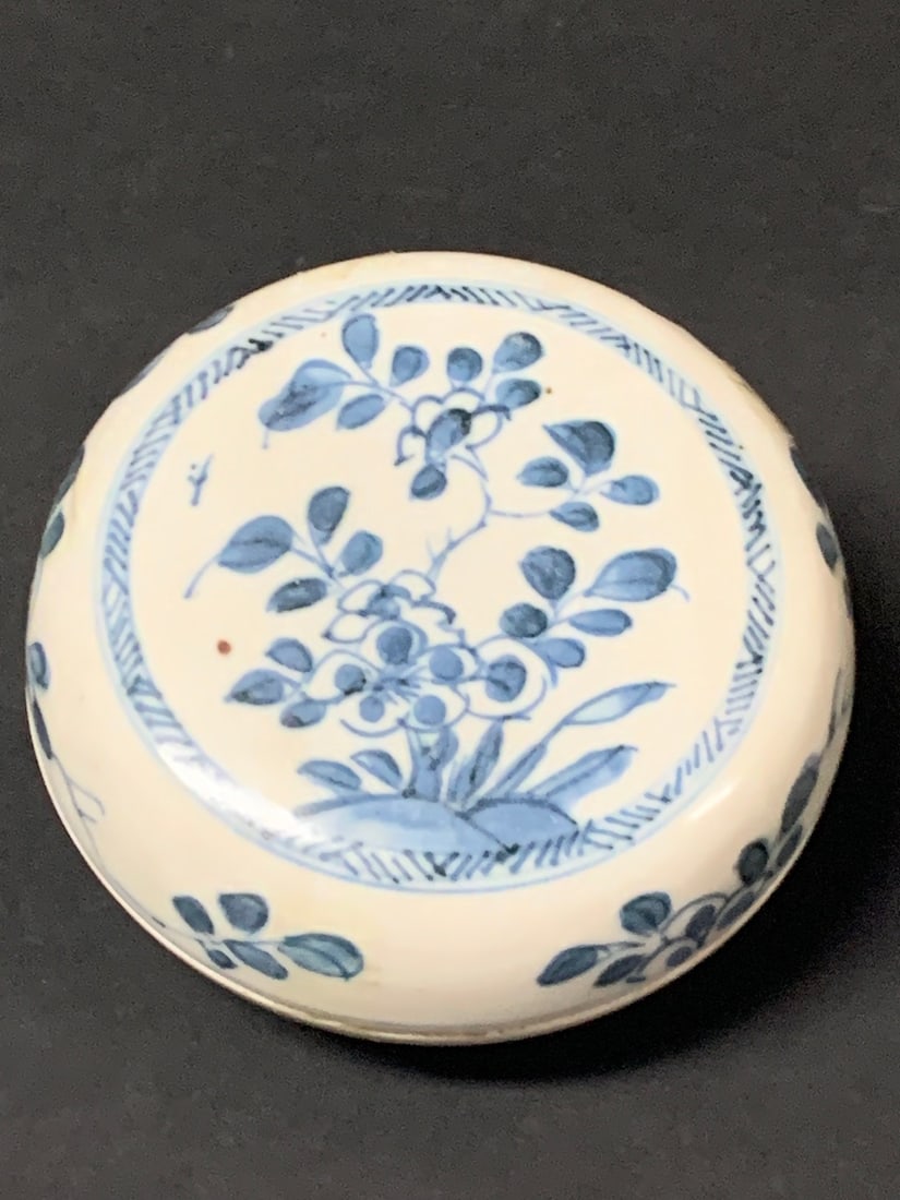 Blue and White Porcelain PillBox: Title: Blue and White Porcelain PillBox Date/Period: Late 20th Centuryl Dimension: 2" h x 4" w Material: Porcelain Additional Information: Chinese Art Blue and White Porcelain Pill Box Reserve: $60.00