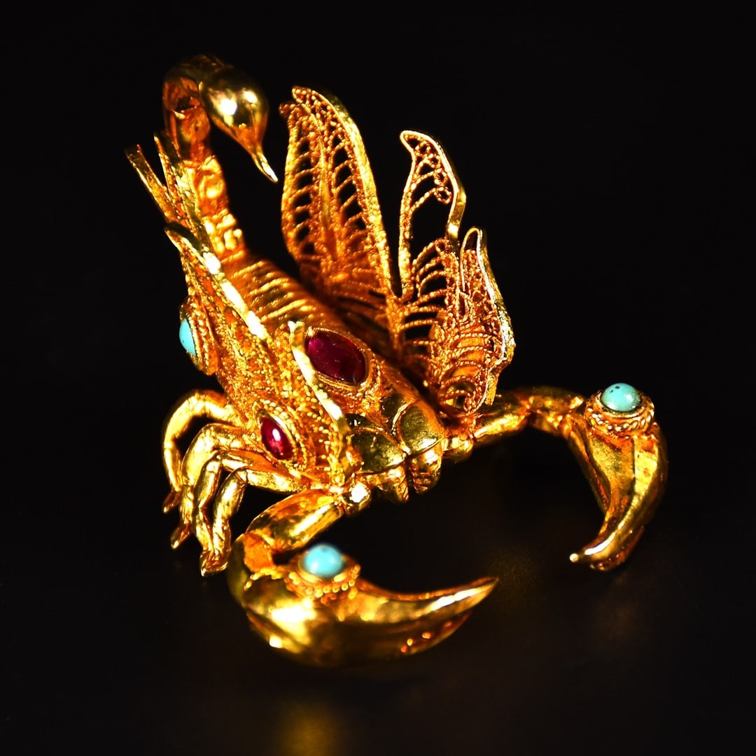 Chinese Gilt Gold Bronze Inlay Gem Scorpion Statue/Pendant: Title: Chinese Gilt Gold Bronze Inlay Gem Scorpion Statue/Pendant Date/Period: After1880 Origin: Chinese Dimension: 50x45(mm) 1.97x1.77(inches) Weight 0.09 lbs/43g Materials: Gilt Gold Bronze Reserve:
