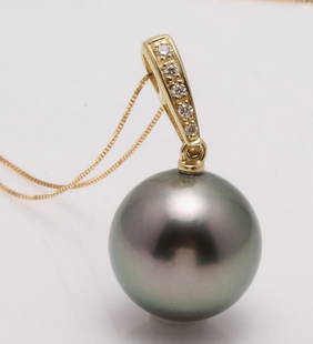 14 kt. Yellow Gold - 12x13mm Round Tahitian Pearl - Necklace with pendant - 0.04 ct: Title: 14 kt. Yellow Gold - 12x13mm Round Tahitian Pearl - Necklace with pendant - 0.04 ctDescription: Emerging from the tropical lagoons of French Polynesia, this Tahitian pearl has a natural