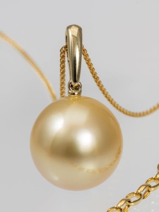 13x14mm Large Golden South Sea Pearl - 14 kt. Yellow gold - Necklace with pendant: Title: 13x14mm Large Golden South Sea Pearl - 14 kt. Yellow gold - Necklace with pendant Description: Emerging from the warm oceans of Australia, this huge South Sea pearl has a natural beautiful gold
