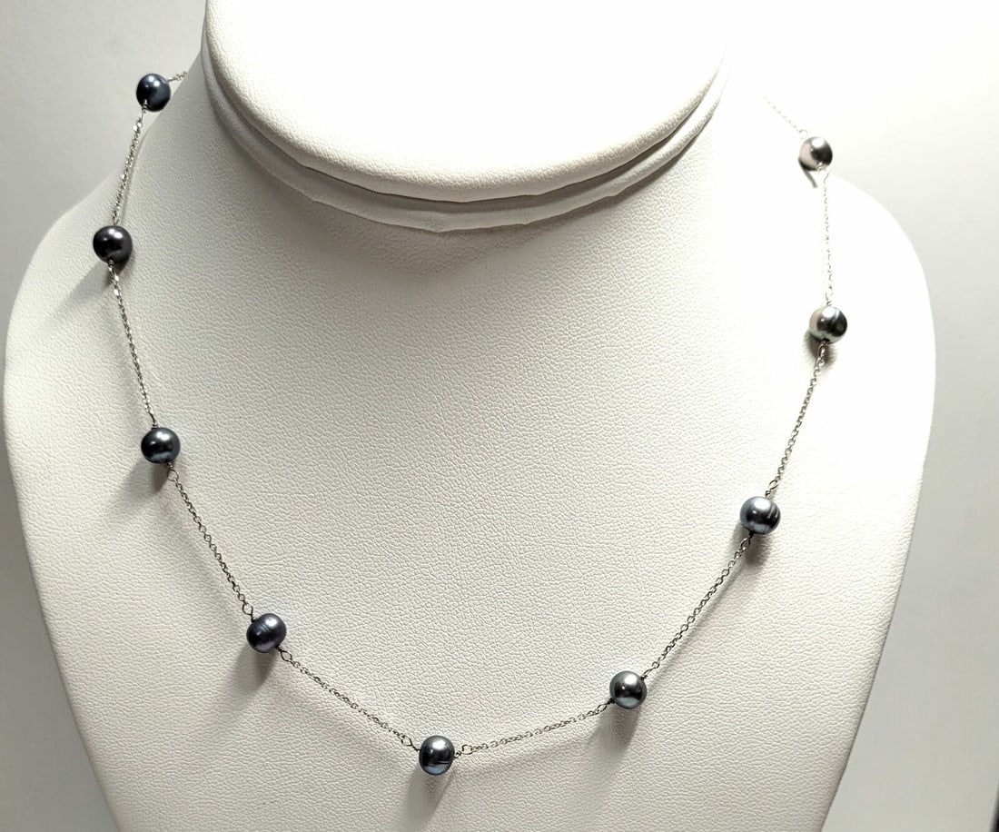 Estate 14K White Gold Grey Fresh Water Pearls Chain Necklace: Estate 14K White Gold Grey Fresh Water Pearls Chain Necklace Chain measures 16" long Necklace contains 11 grey freshwater pearls Pearls measure 5.5 - 5.0mm each Marked 14K 4.6 grams Inventory #0522N-3