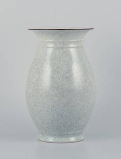 Royal Copenhagen, large porcelain vase in a classic design with crackle glaze.: Royal Copenhagen, large porcelain vase in a classic design with crackle glaze. 1969-1974. Marked. First factory quality. In perfect condition. Dimensions: H 22.0 cm x D 12.5 cm. Reserve: $252.00 Shipp