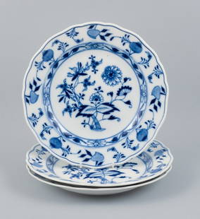 Meissen, Blue Onion pattern, a set of three hand painted dinner plates.: Meissen, Blue Onion pattern, a set of three hand painted dinner plates. Early 20th century. Marked. In excellent condition. Fifth factory quality. Dimensions: D approx. 24.5 x H 3.5 cm. Dimensions may
