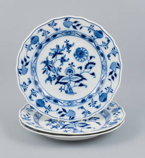 Meissen, Blue Onion pattern, a set of three hand painted dinner plates.: Meissen, Blue Onion pattern, a set of three hand painted dinner plates. Early 20th century. Marked. In excellent condition. Fifth factory quality. Dimensions: D approx. 24.5 x H 3.5 cm. Dimensions