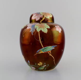 Carlton Ware, England. Large lidded vase in hand-painted porcelain with exotic birds and trees.: Carlton Ware, England. Large lidded vase in hand-painted porcelain with exotic birds and trees. Japanism, 1930s. Measures: 22.5 x 18.5 cm. In excellent condition. Stamped. Reserve: $763.00 Shipping: D