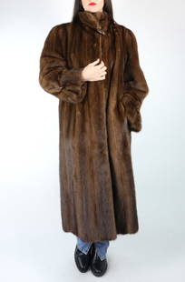 SAGA BROWN MINK FUR COAT US16 : EU L: Title: SAGA BROWN MINK FUR COAT US16 : EU L Dimension: Approximate size- US16 ,Size L : Important details: Length: 120cm/47.24in -Shoulders width:52cm/20.47in -Sleeve Length:66cm/25.98in -Bust size (