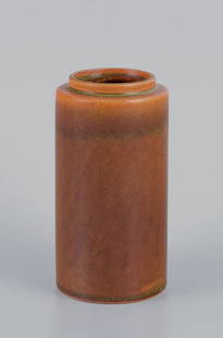 Bengt Berglund for Gustavsberg. Ceramic vase from the "Stampe" series. Ochre yellow glaze.: Bengt Berglund (1916-1999) for Gustavsberg. Ceramic vase from the "Stampe" series. Ochre yellow glaze. Approximately from the 1970s. Marked. In perfect condition. Dimensions: Height 12.8 cm x Diameter