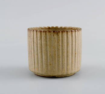 Arne Bang (1901-1983), Denmark. Bowl / vase in glazed ceramics. Fluted body and beautiful glaze in: Arne Bang (1901-1983), Denmark. Bowl / vase in glazed ceramics. Fluted body and beautiful glaze in sand shades. Mid-20th century Measures: 7 x 6 cm. In excellent condition. Signed. Reserve: $525.00 