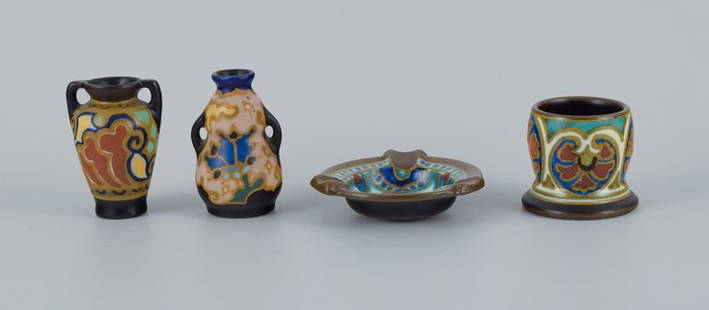 Gouda, Holland, art nouveau hand decorated ceramics. Four miniature vases and bowl.: Gouda, Holland, art nouveau hand decorated ceramics. Four miniature vases and bowl. Approx. 1920s. In perfect condition. Signed. Largest vase: H 6.5 x D 4.5 cm. Bowl: D 8.0 x H 2.0 cm. Reserve: