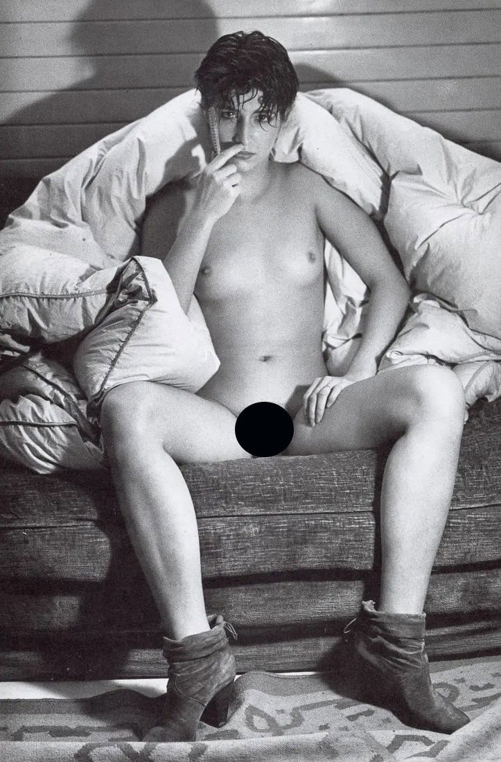 JONVELLE - Female Figure with Boots (1 of 2)