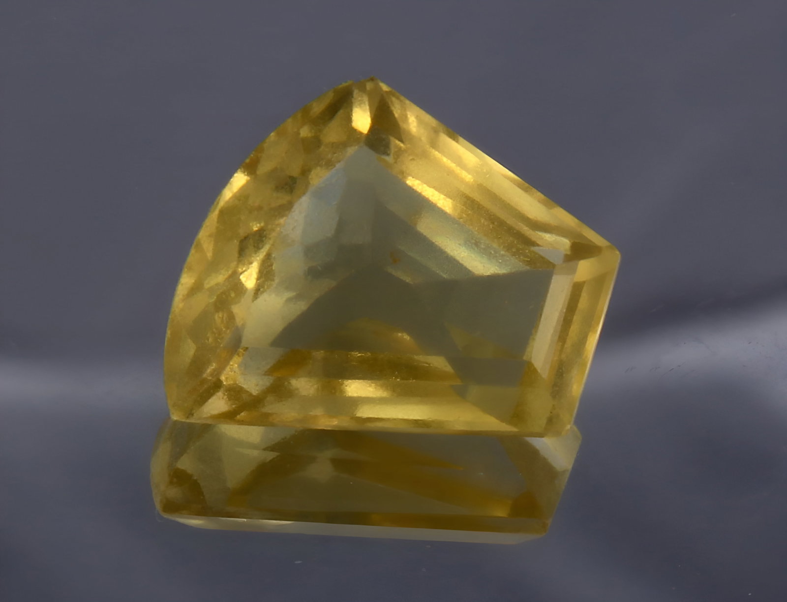 Gorgeous " Natural Lemon Quartz " 5.11 cts Natural Lemon Quartz: No Reserve! Gemstone: Natural Lemon Quartz Origin: Africa Weight : 5.11 carats Measurements: 12.38x10.56x6.25 mm, Shape / Cut : Fancy Cut Colour: Yellow Transparency: transparent Treatment : No Treatm