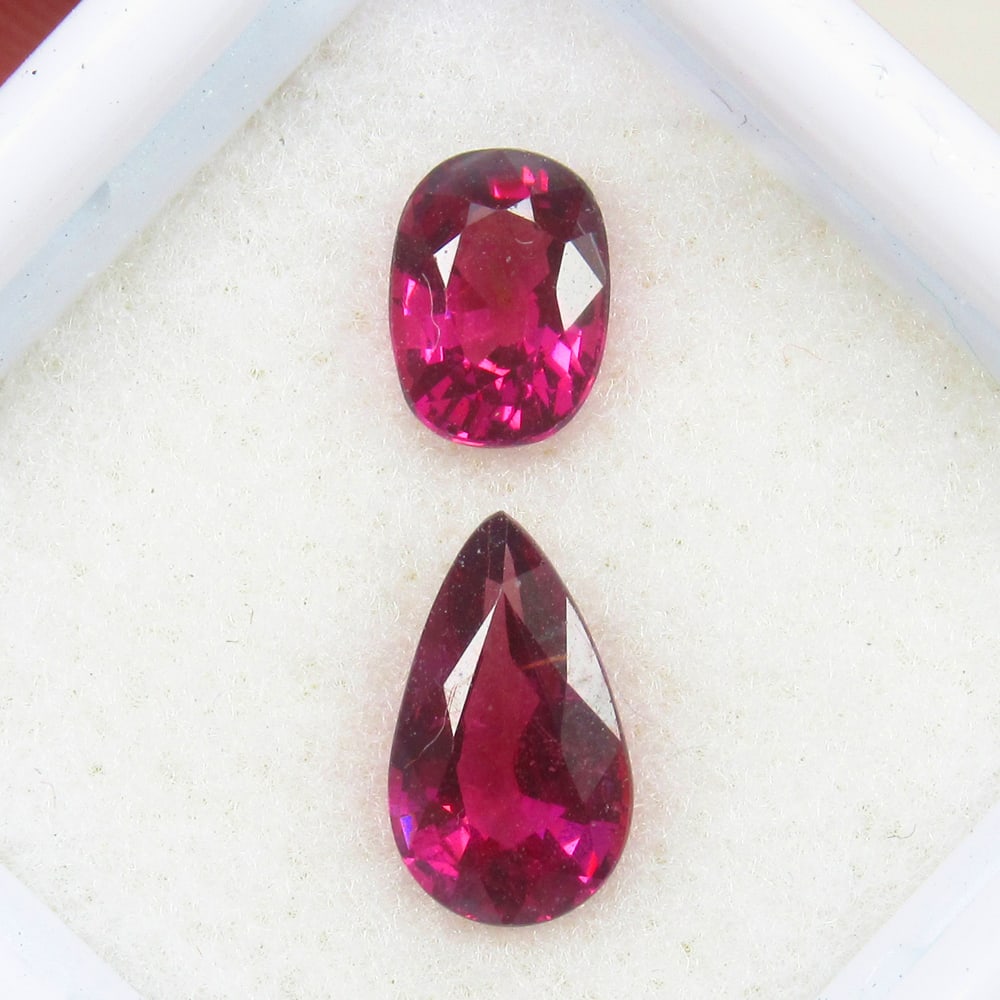 Natural Rhodolite Garnet Pair - 2.27 Ct: No Reserve! Title:Natural Rhodolite Garnet Pair - 2.27 Ct Origin: Mozambique Weight:2.27 Size/Dimensions:9.0x5.3 & 6.5x4.5 mm Description:Pieces : 1 No's / Shape : Pear & Cushion Cut / Color : Purplis