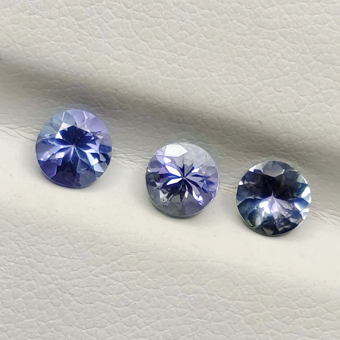 1.25 Ct "Flawless" Natural Tanzanite Lot: No Reserve! Title: 1.25 Ct "Flawless" Natural Tanzanite Lot Description: Gemstones: Natural Tanzanite Carat Weights: 1.25 ct Size/Dimensions: 4.5 mm Origin : Tanzania Shipping: Domestic: Flat-rate of 