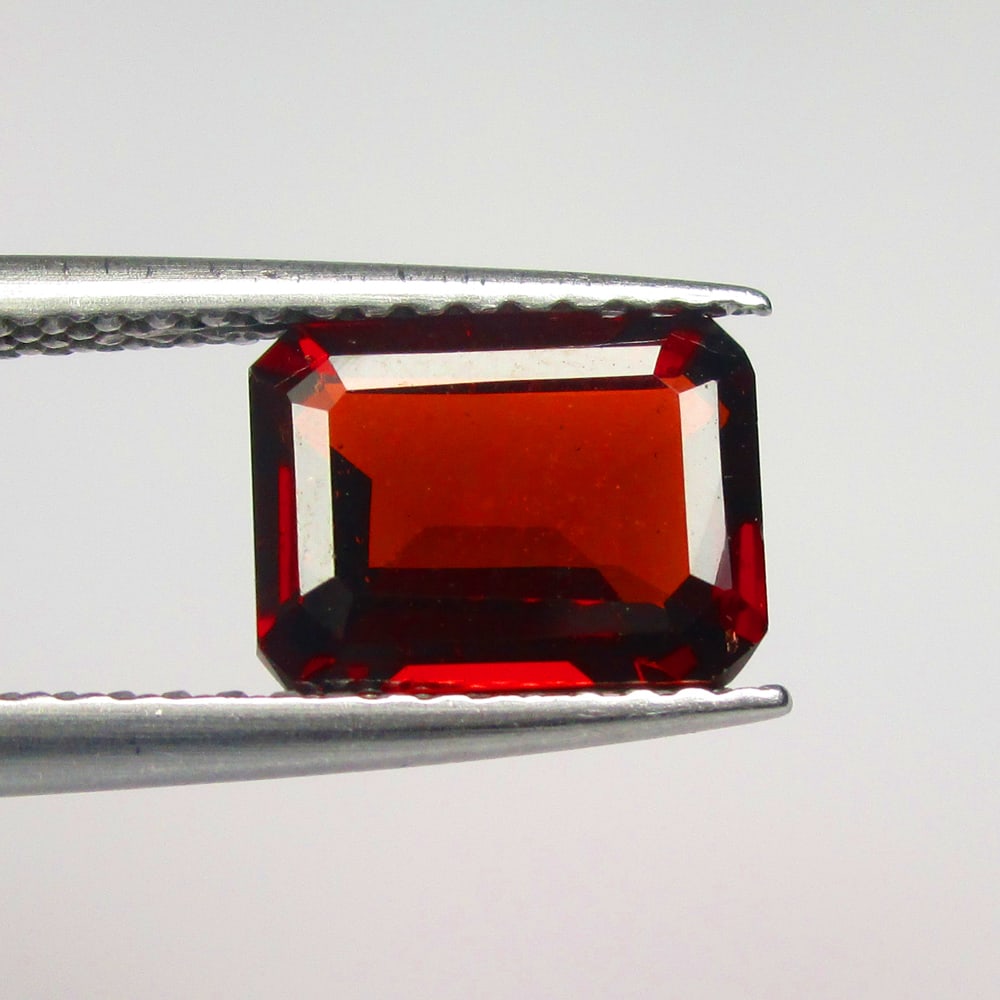 1.92 Ctw Natural Rhodolite Garnet Octagon Cut: No Reserve! Title: 1.92 Ctw Natural Rhodolite Garnet Octagon Cut Stone Clarity: VVS Gemstone:Natural Rhodolite Garnet Carat Weights: 1.92 Size/Dimensions: 8.20 x 6.10 x 3.40 mm Additional Info:Purplis