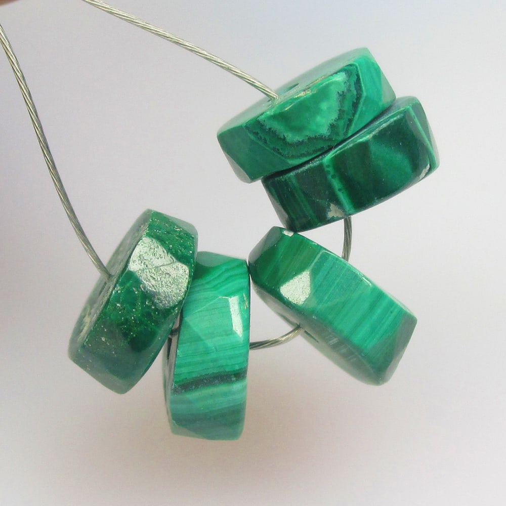9.15 Ctw Natural Green Malachite Round Beads: No Reserve! Title: 9.15 Ctw Natural Green Malachite Round Beads Stone Clarity: Opaque Gemstone:Natural Malachite Beads Carat Weights: 9.15 Size/Dimensions: 7.00 - 7.40 mm / 5 Pc's Additional Info:Roun