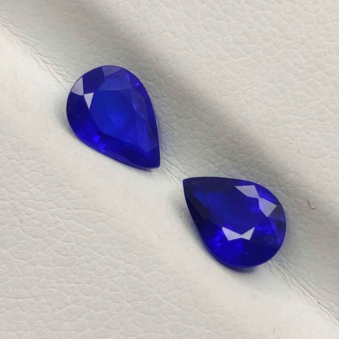 1.30 Ct "Top Quality" Natural Blue Spinel Pair: No Reserve! Title: 1.30 Ct "Top Quality" Natural Blue Spinel Pair Description: Gemstones: Natural Spinel Carat Weights: 1.30 ct Size/Dimensions: 7 X 5 mm Treatment: Diffusion Treatment Shipping: Domes