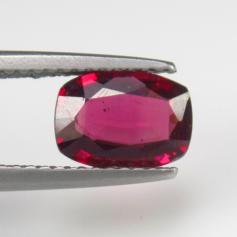 Natural Rhodolite Garnet - 1.64 Ct: No Reserve! Title:Natural Rhodolite Garnet - 1.64 Ct Origin: Mozambique Weight:1.64 Size/Dimensions:8.5 x 6.0 x 3.0 mm Description:Pieces : 1 No's / Shape : Cushion Cut / Color : Purplish Pink / Clari