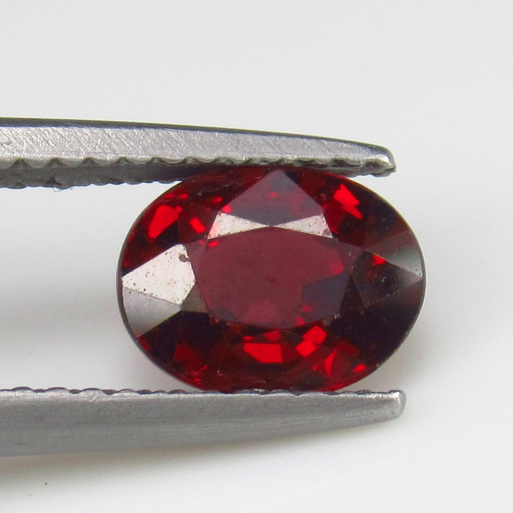 Natural Rhodolite Garnet - 1.85 Ct: No Reserve! Title:Natural Rhodolite Garnet - 1.85 Ct Origin: Mozambique Weight:1.85 Size/Dimensions:7.8 x 6.0 x 4.3 mm Description:Pieces : 1 No's / Shape : Oval Cut / Color : Purplish Pink / Clarity 