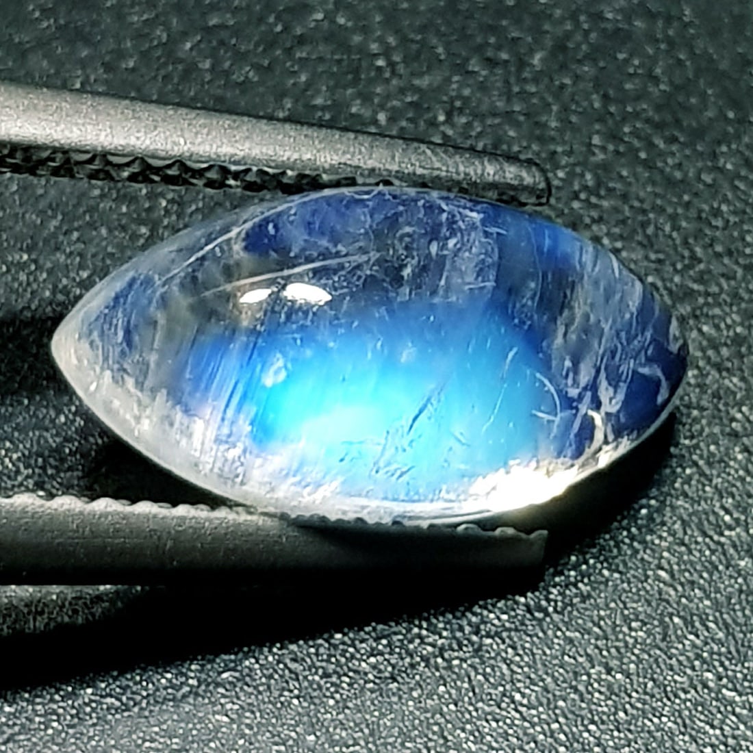 3.72 Ctz Natural Royal Blue Moonstone: No Reserve! Title: 3.72 Ctz Natural Royal Blue Moonstone Color/Clarity: Royal Blue / SI Gemstone: Blue / VS Carat Weights: 3.72 Size: 14.00 x 7.20 x 5.00 Additional Information: Marques / India Shippi
