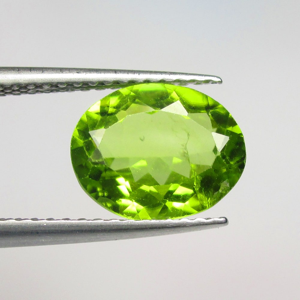 2.56 Ctw Natural Pakistan Peridot Oval Cut: No Reserve! Title: 2.56 Ctw Natural Pakistan Peridot Oval Cut Stone Clarity: VVS Gemstone:Natural Peridot Carat Weights: 2.56 Size/Dimensions: 9.70 x 7.80 x 4.50 mm Additional Info:Top Class Full Lust