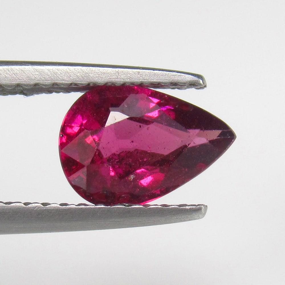 Natural Rhodolite Garnet - 1.27 Ct: No Reserve! Title:Natural Rhodolite Garnet - 1.27 Ct Origin: Mozambique Weight:1.27 Size/Dimensions:8.5 x 6.0 x 3.5 mm Description:Pieces : 1 No's / Shape : Pear Cut / Color : Purplish Pink / Clarity 