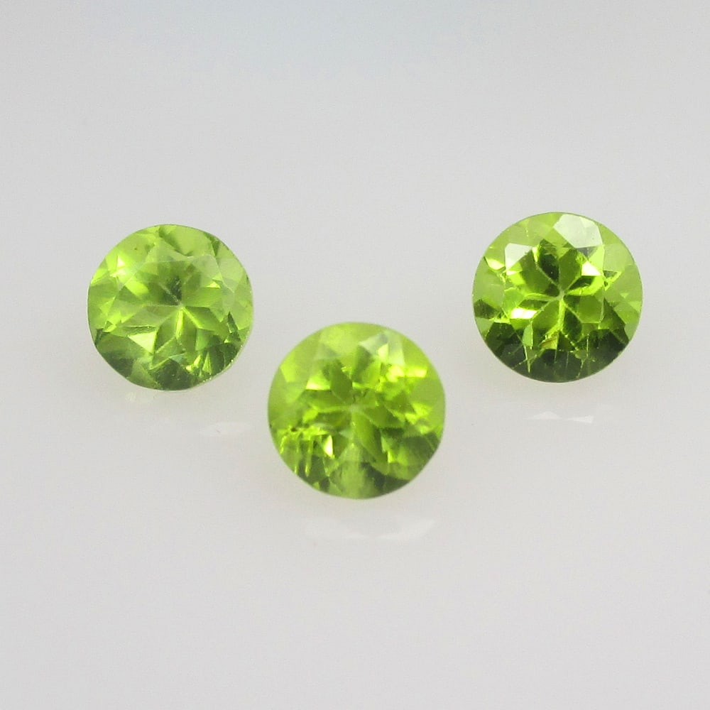 1.86 Ctw Natural Pakistan Peridot Round Set: No Reserve! Title: 1.86 Ctw Natural Pakistan Peridot Round Set Stone Clarity: VVS Gemstone:Natural Peridot Carat Weights: 1.86 Size/Dimensions: 5.00 - 5.10 mm / 3 Pc's Additional Info:Top Class Full L