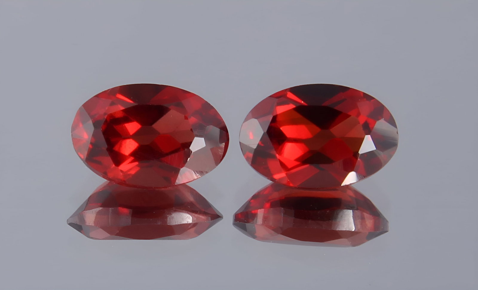 Wonderful " Natural Pyrope Almandine Garnet " 1.20 Cts Natural Pyrope Almandine Garnet Pair: No Reserve! Gemstone : Natural Almandine Garnet Shape and cut : OVal Cut Origin : Africa Weight : 1.20 carats Measurements : 6x4 mm Color : Red Number of Stone : 2 Transprancy : Transparent Treatment 